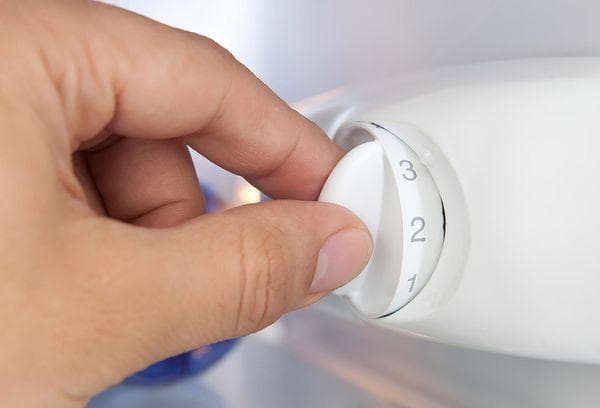 Bouton de réglage dans le réfrigérateur