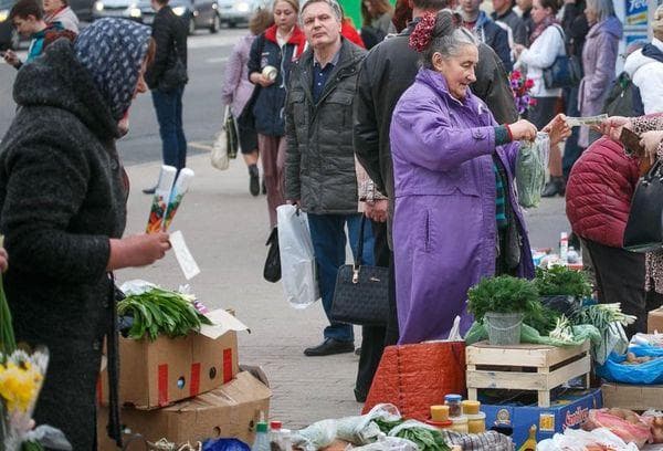 Les grands-mères font du commerce au marchéLes gens au marchéGrand-mère fait du commerce au marché