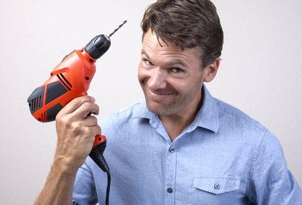 Homme avec une perceuse