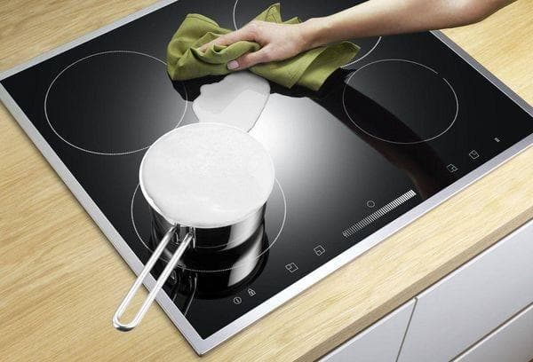 Lait sur une cuisinière à induction