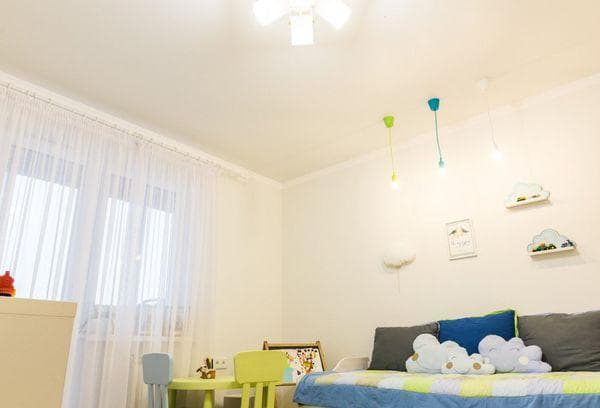 Plafond tendu mat dans la chambre de bébé