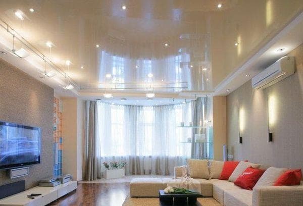 Plafond brillant dans le salon