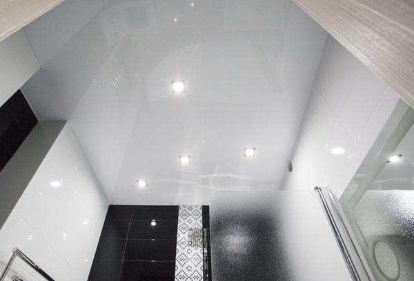 Plafond tendu brillant dans la salle de bain