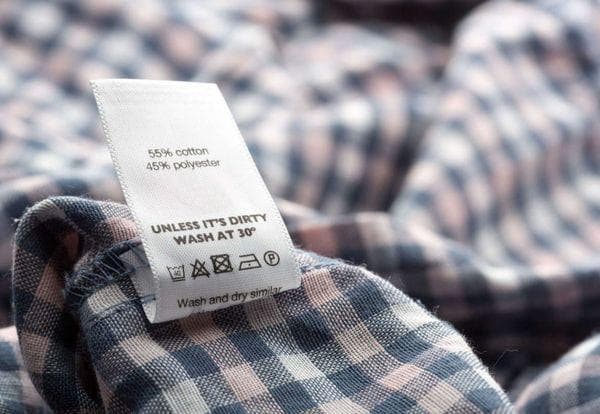 Étiquette sur une chemise