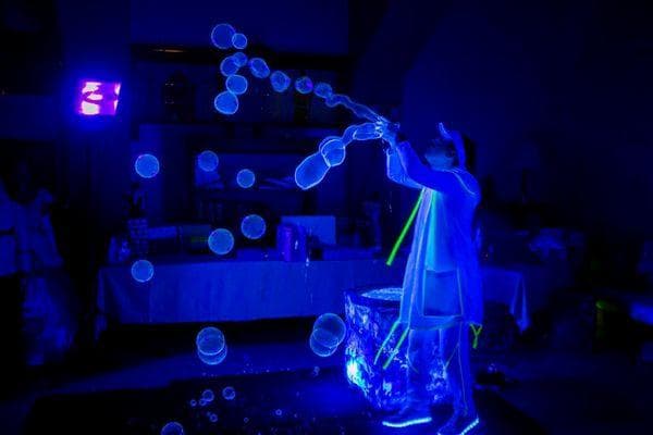 Bulles de savon qui brillent dans le noir