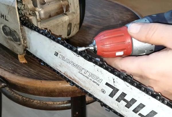 Affûter une chaîne de tronçonneuse avec une perceuse ronde