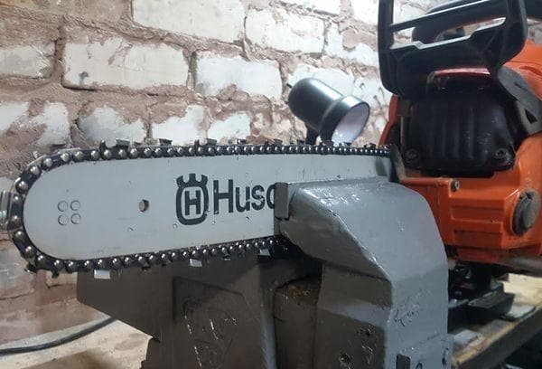 Tronçonneuse serrée dans un étau