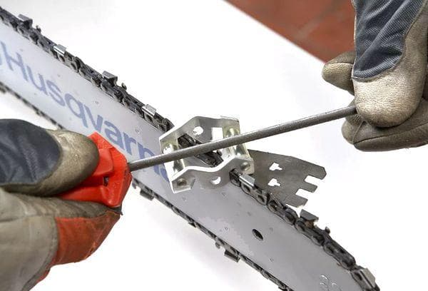 Affûter une chaîne de tronçonneuse avec une lime ronde
