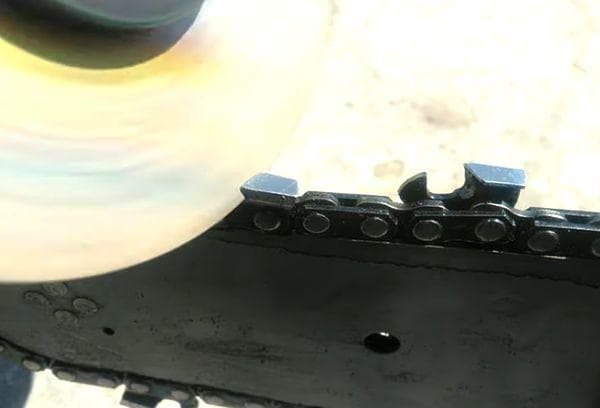 Affûter une tronçonneuse avec une meuleuse