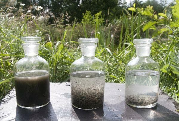 Purification de l'eau à faire soi-même à partir de fer dans une maison privée et une maison de campagne