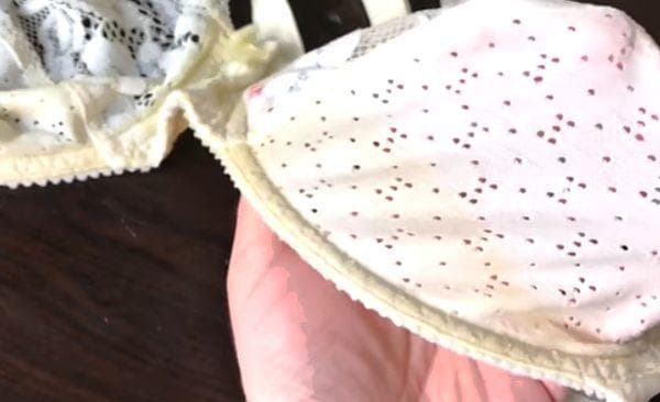 Taches de sueur sur le soutien-gorge