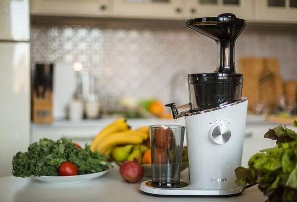 Presse-agrumes sur la table