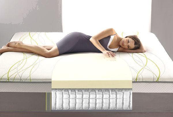 Fille sur un matelas