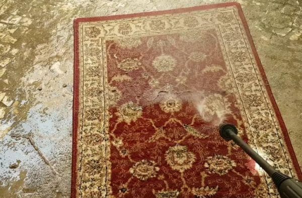 Nettoyer le tapis avec un tuyau