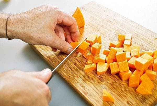 Couper la citrouille en morceaux