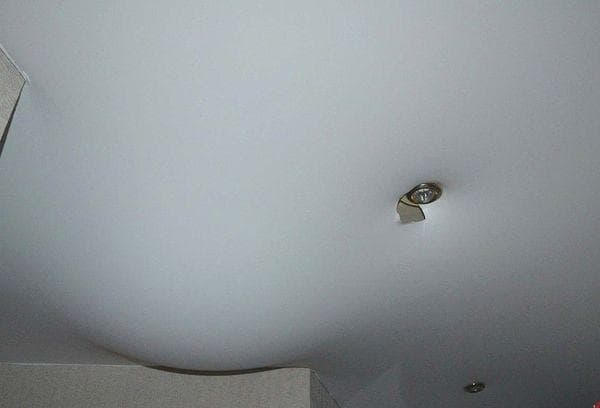 Rupture d'eau dans un plafond tendu