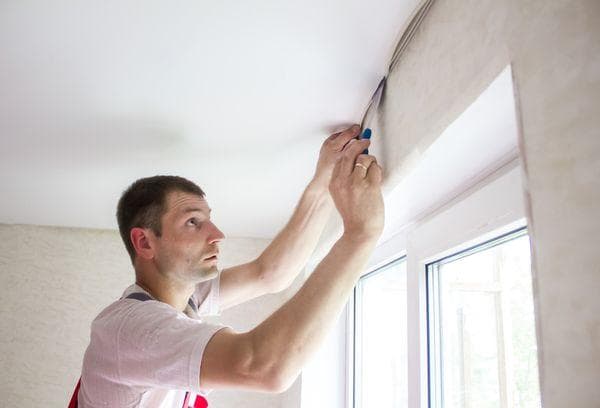 Scellez un trou près du bord du plafond