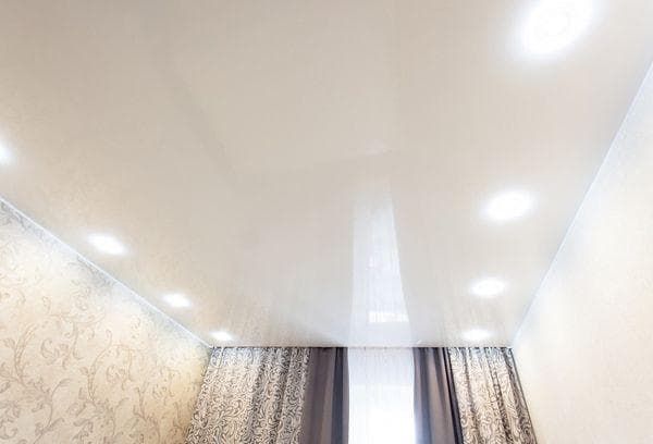 Lampes sur un plafond suspendu