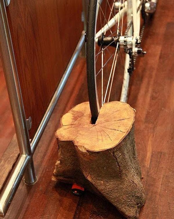 Vélo sur support au sol