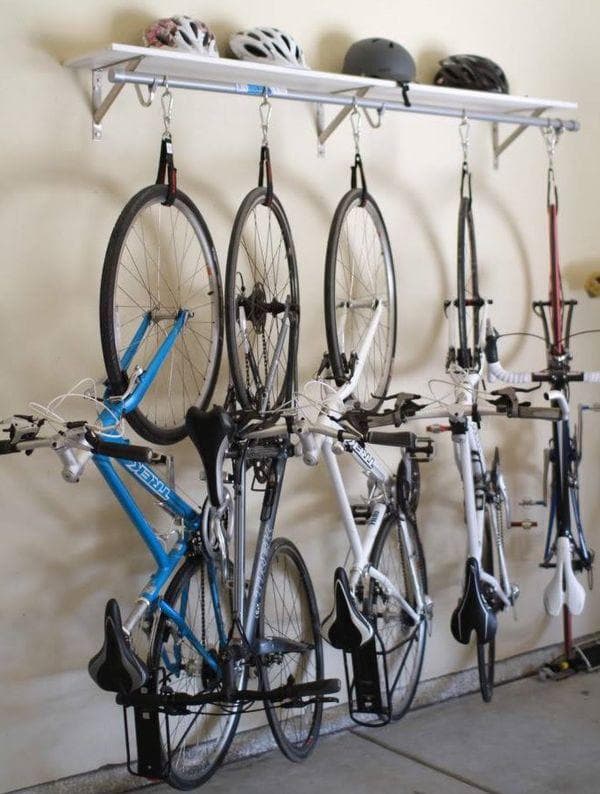 Des vélos au mur