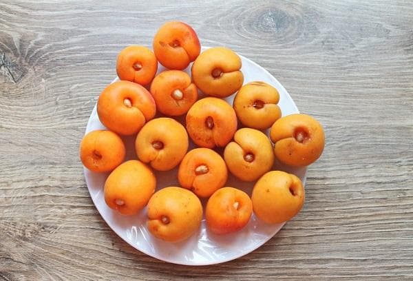 Confiture d'abricots aux noyaux 1