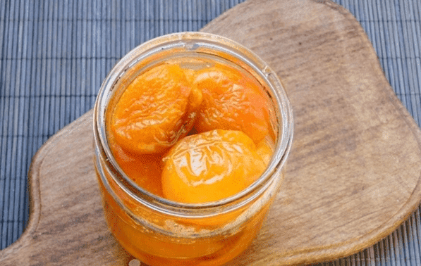 Confiture d'abricots entiers