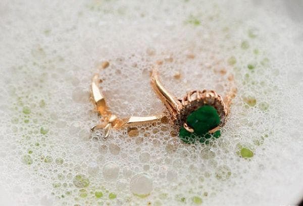 Boucles d'oreilles à l'eau savonneuse