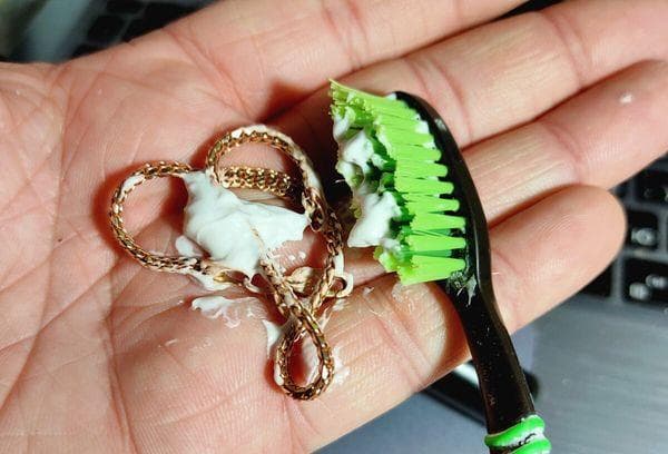 Dentifrice pour nettoyer les bijoux