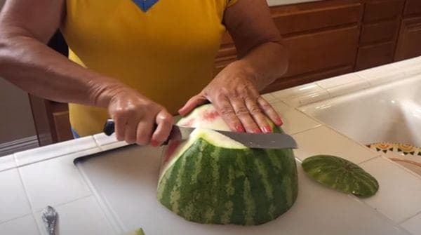 Un moyen facile de couper la pastèque 2