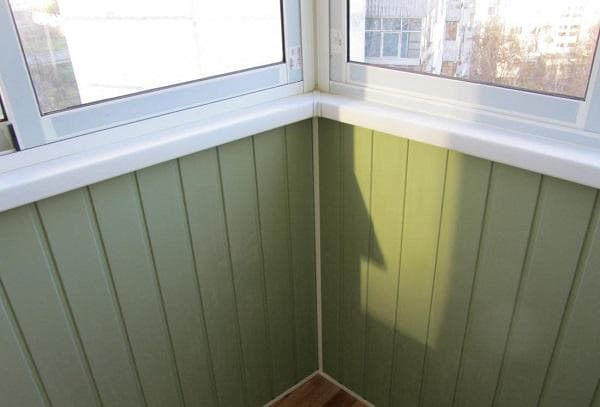 Panneaux en plastique sur le balcon