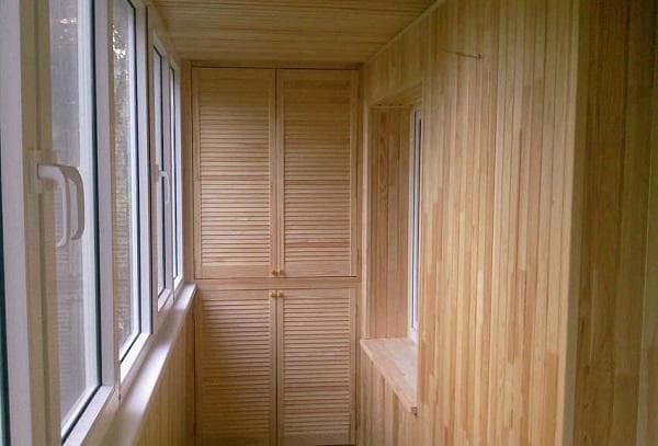 Finition de la loggia avec des planches à clin