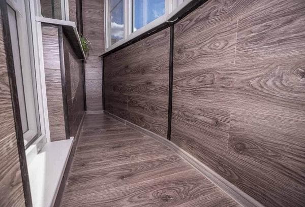 Finition du balcon avec stratifié décoratif