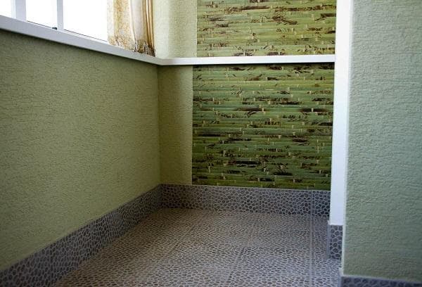 Finition du balcon avec du plâtre