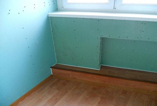 Plaque de plâtre sur le balcon