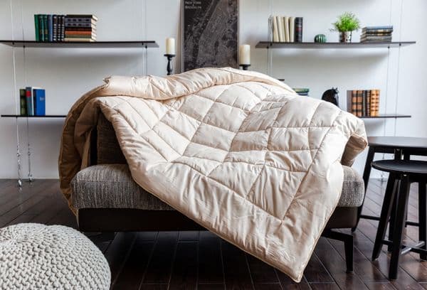 Couverture sur le canapé