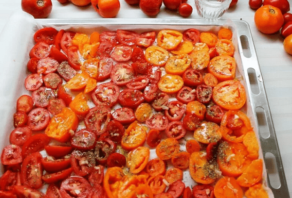 Tomates sur une plaque à pâtisserie