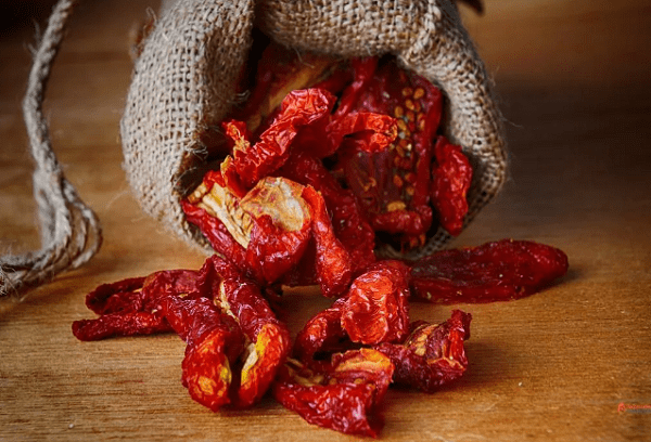 Conserver les tomates séchées au soleil dans un sac