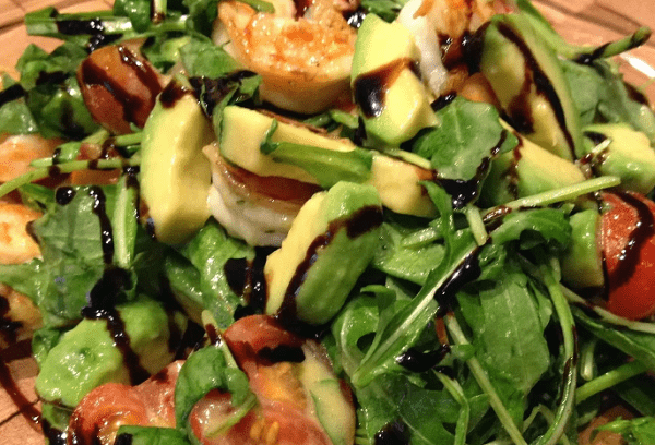 Salade de roquette, crevettes et pulpe d'avocat