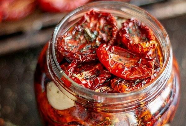 Tomates séchées au soleil en pot