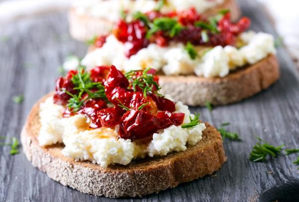 Apéritif italien – bruschetta aux tomates séchées et fromage de chèvre