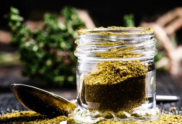 Conserver le Khmeli-suneli dans un bocal