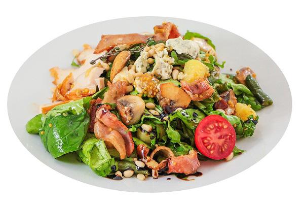 Salade César au poulet, champignons et bacon