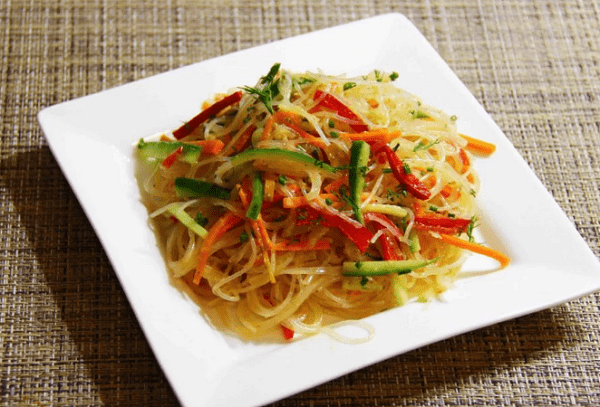 Funchose chaud avec assaisonnement prêt à l'emploi (vinaigrette)