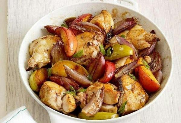 Dinde dans une poêle avec pommes et oignons