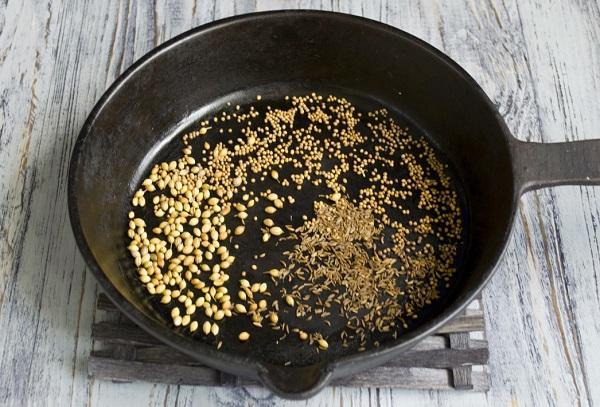Épices à frire dans une poêle