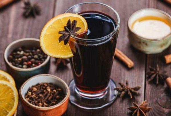 Vin chaud à la cannelle et au piment de la Jamaïque