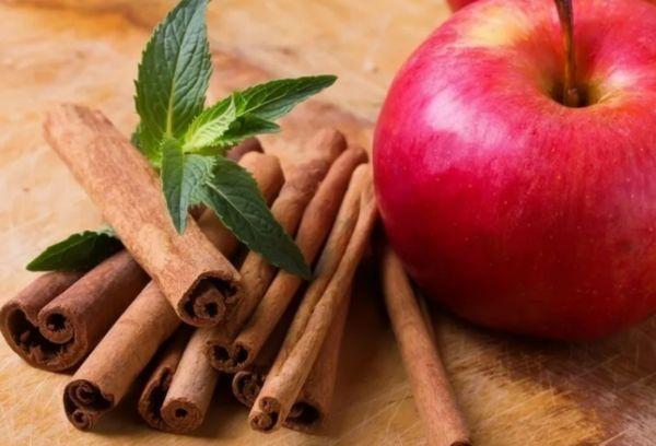 Vin chaud aux pommes et à la cannelle