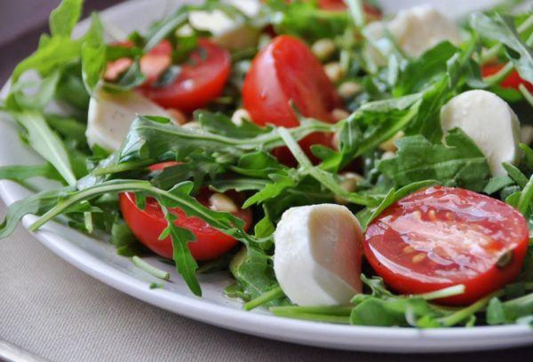 Salade de mozzarella et tomates et roquette