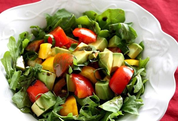 Salade de tomates et avocat