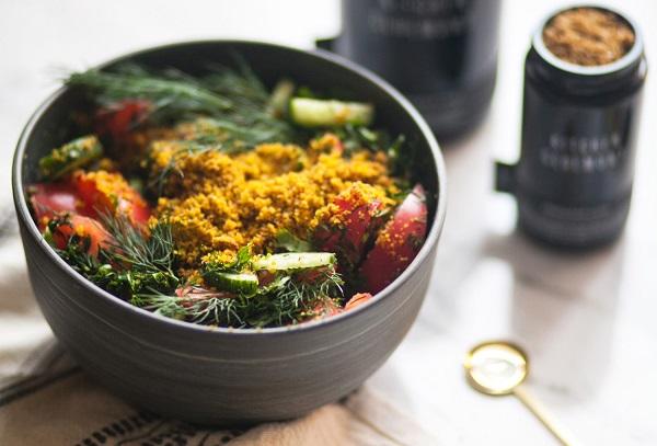 Salade de légumes aux herbes et noix